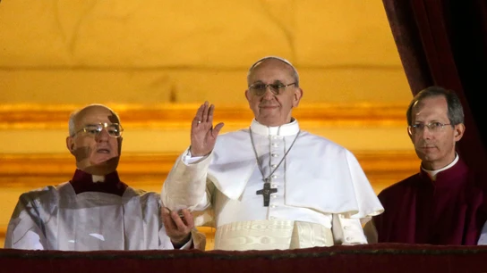 El papa Francisco saluda desde el balcón el día de su nombramiento. El papa Francisco saluda desde el balcón el día de su nombramiento.