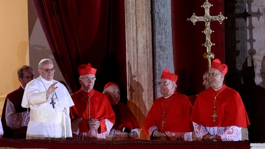 El Papa Francisco saluda desde el balcón de El Vaticano El Papa Francisco saluda desde el balcón de El Vaticano