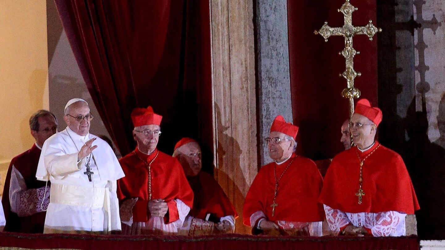 El Papa Francisco saluda desde el balc&oacute;n de El Vaticano