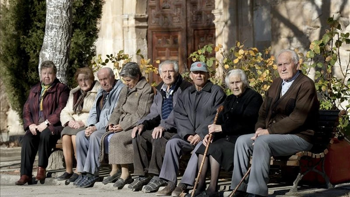 Un grupo de personas mayores Un grupo de personas mayores