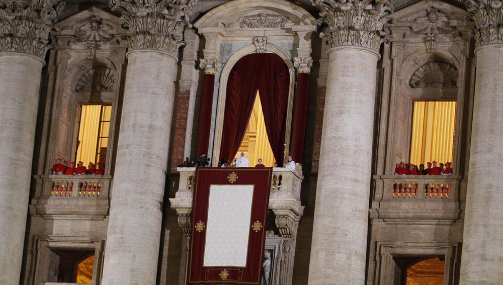 El papa Francisco se dirige a miles de peregrinos en la Plaza de San Pedro.