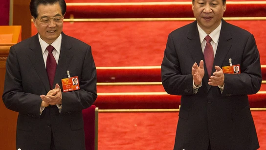 El nuevo presidente chino, Xi Jinping, aplaude junto al expresidente Hu Jintao. El nuevo presidente chino, Xi Jinping, aplaude junto al expresidente Hu Jintao.