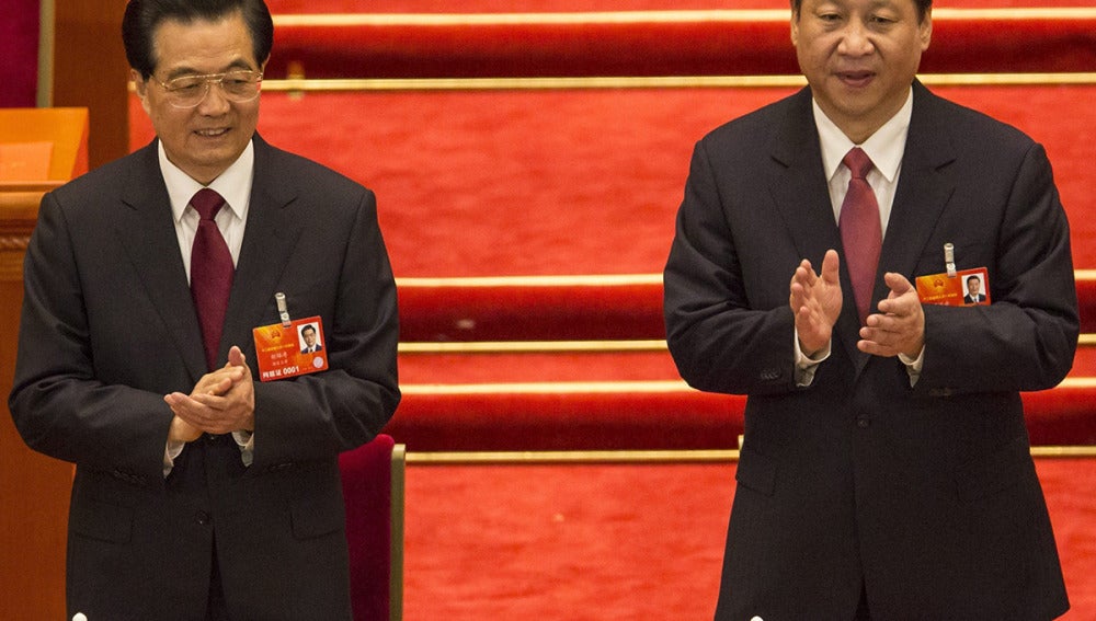 El nuevo presidente chino, Xi Jinping, aplaude junto al expresidente Hu Jintao.
