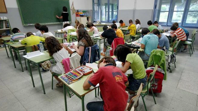 Alumnos atienden a su profesora en clase