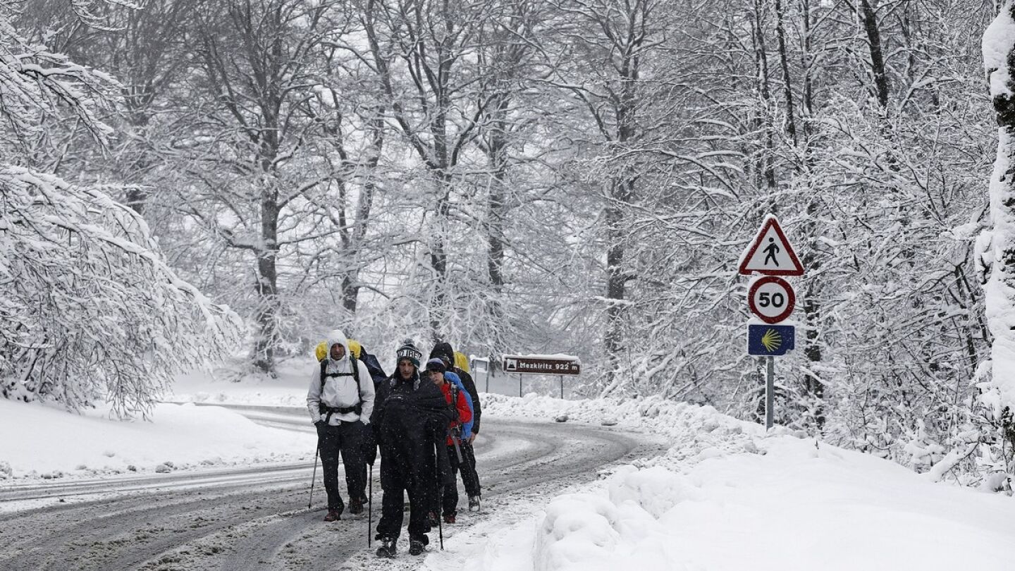 El alto de Mezquiriz, en Navarra, en pleno temporal de fr&iacute;o y nieve.