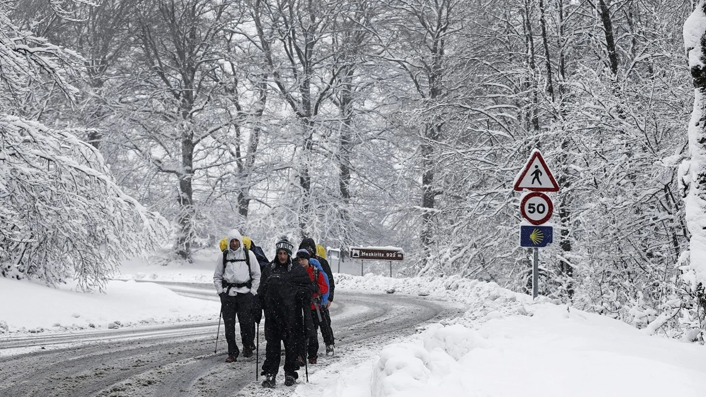 El alto de Mezquiriz, en Navarra, en pleno temporal de frío y nieve. El alto de Mezquiriz, en Navarra, en pleno temporal de frío y nieve.
