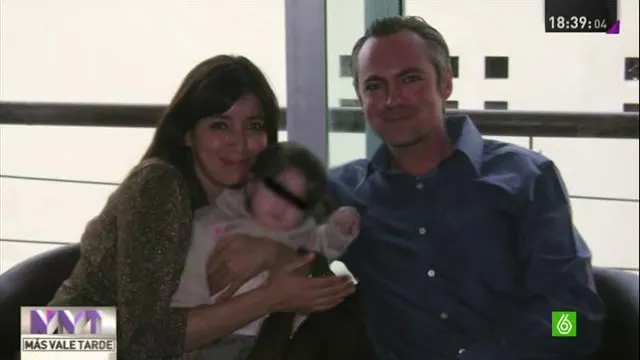 Alfredo M&aacute;rquez, con su mujer y con su hija, antes de que se la arrebataran