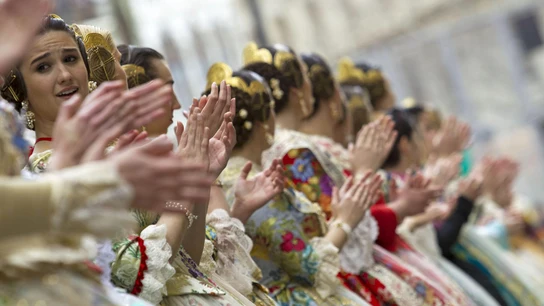 Las falleras de una comisión aplauden al paso de otra tras recoger su premio Las falleras de una comisión aplauden al paso de otra tras recoger su premio