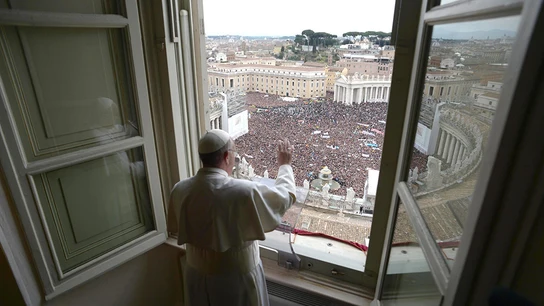 El papa durante su primer ángelus El papa durante su primer ángelus