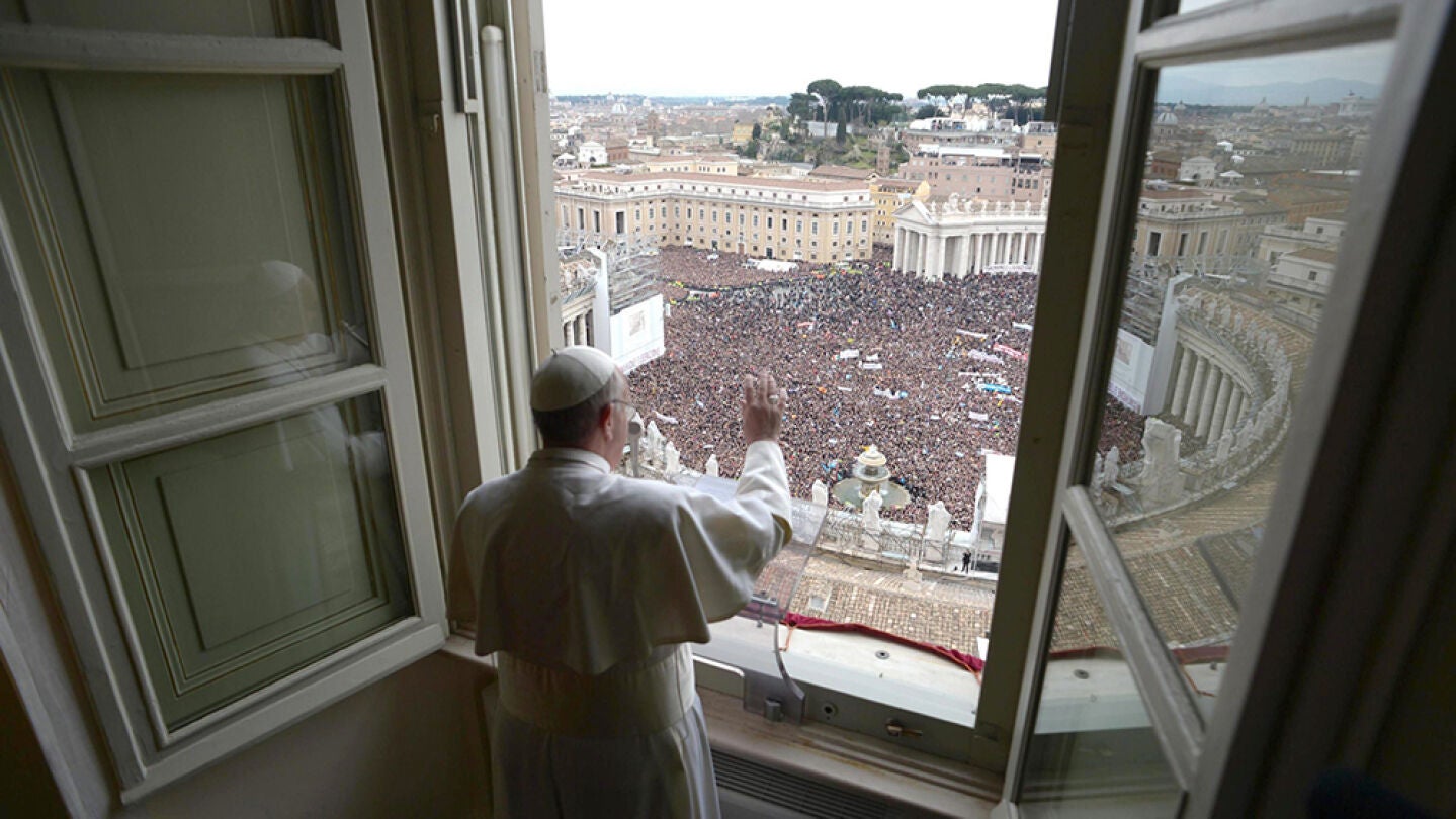 El papa durante su primer &aacute;ngelus