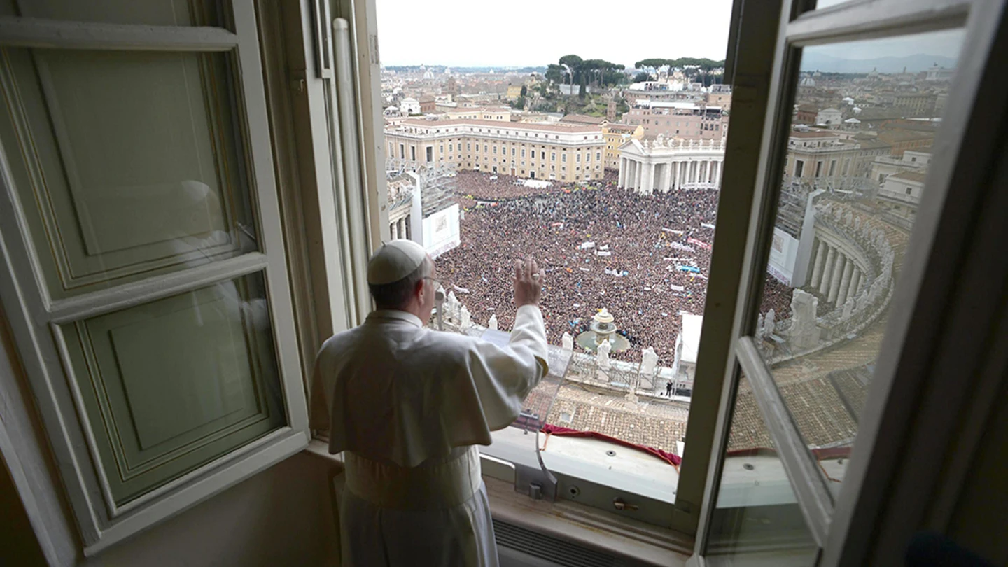 El papa durante su primer ángelus El papa durante su primer ángelus