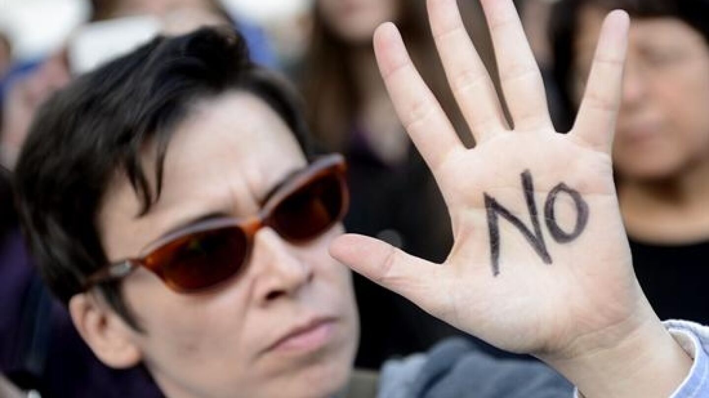 Una manifestante chipriota en una protesta previa a la decisi&oacute;n del Eurogrupo