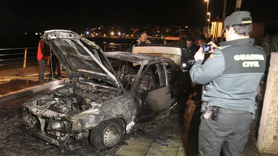 Huyen tras chocar y dejar a dos chicas atrapadas en el coche ardiendo Huyen tras chocar y dejar a dos chicas atrapadas en el coche ardiendo