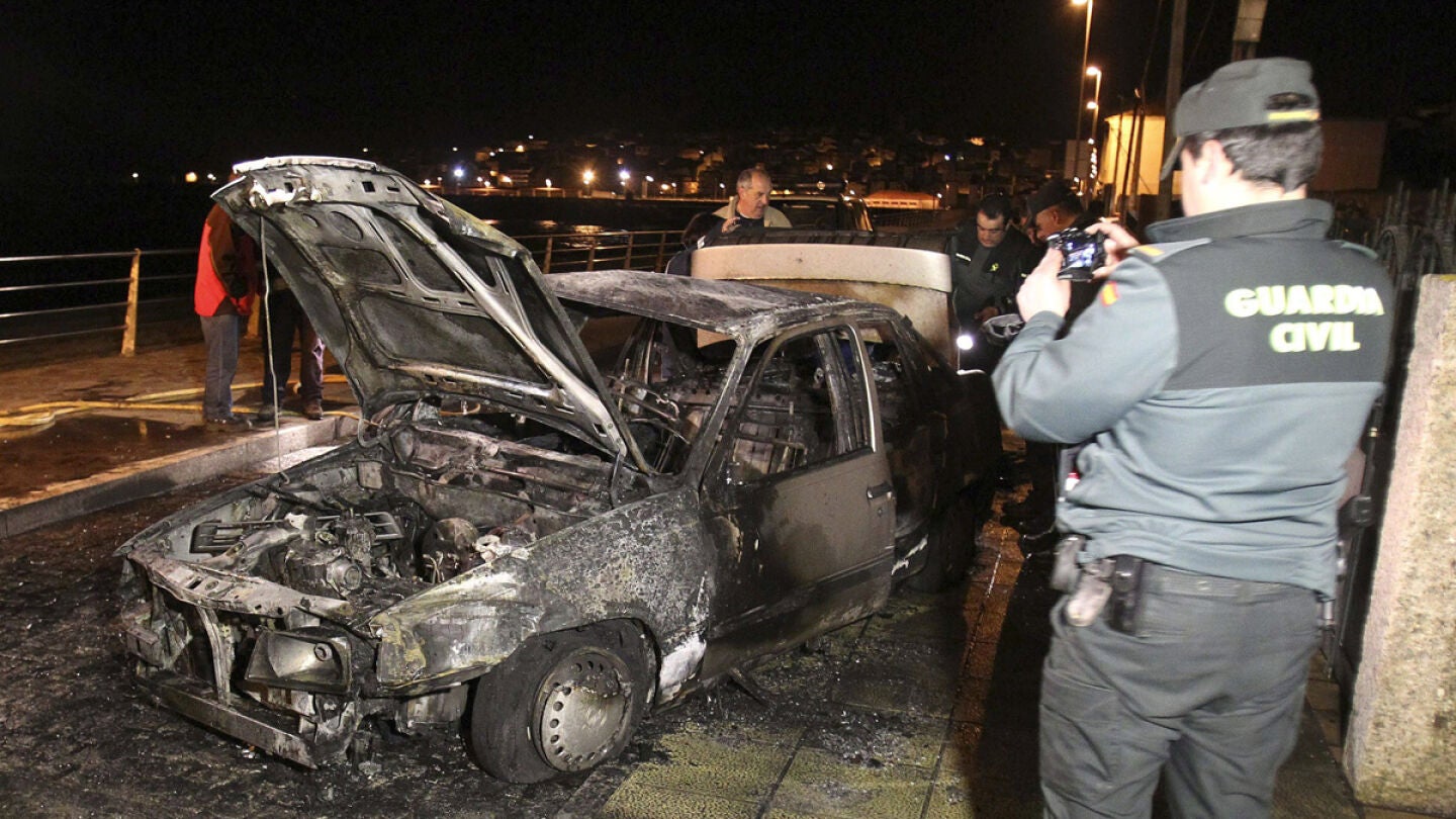 Huyen tras chocar y dejar a dos chicas atrapadas en el coche ardiendo