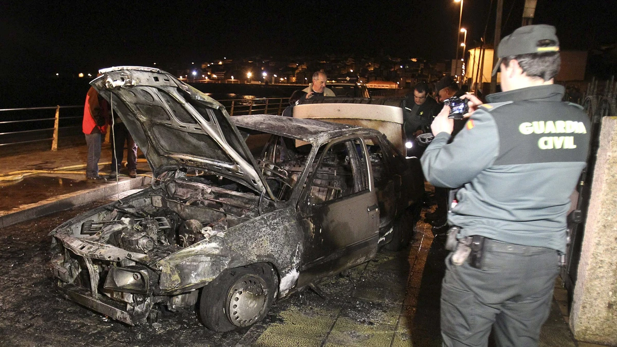Huyen tras chocar y dejar a dos chicas atrapadas en el coche ardiendo