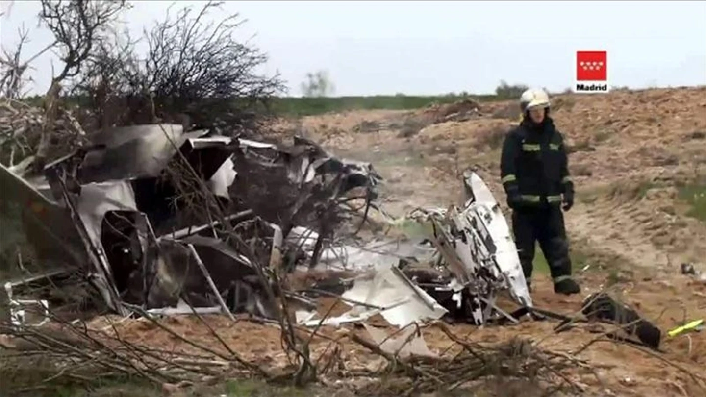 Fallecen el instructor y una pareja al caer una avioneta en Alicante Fallecen el instructor y una pareja al caer una avioneta en Alicante