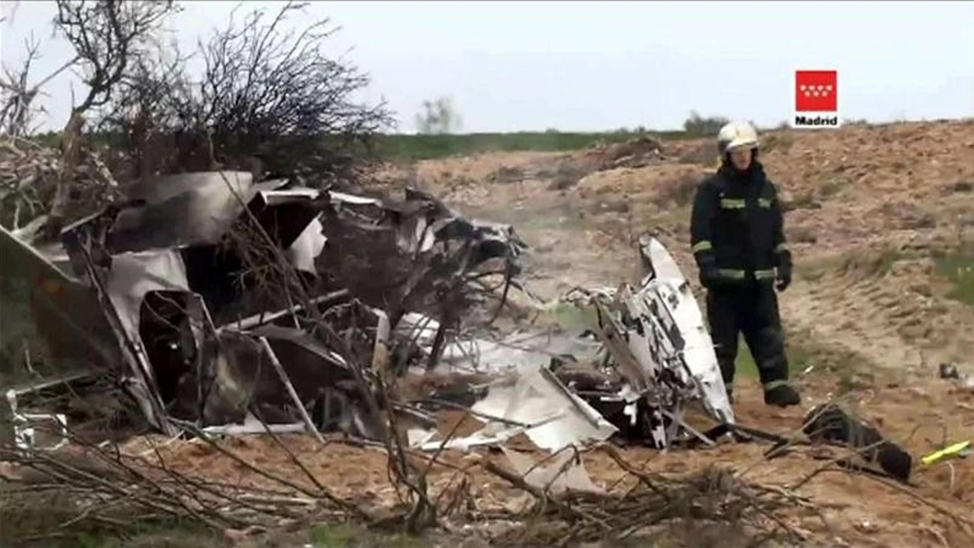 Fallecen el instructor y una pareja al caer una avioneta en Alicante