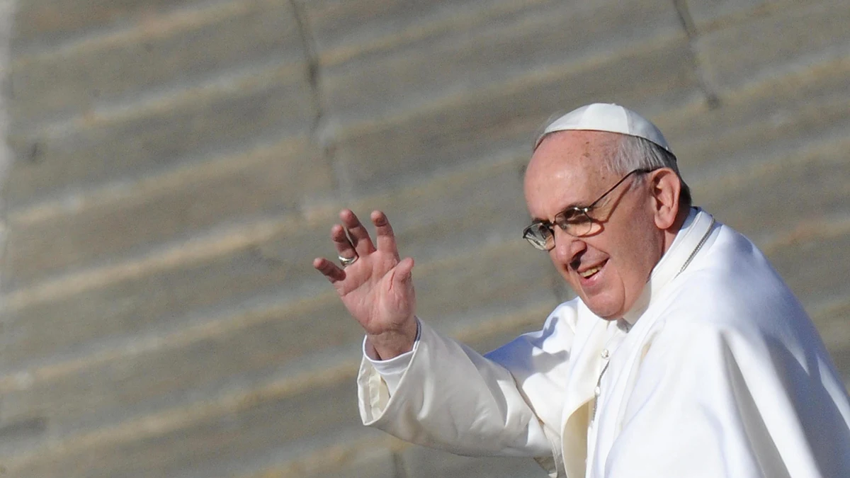 El papa Francisco saluda a su llegada a la plaza de San Pedro en el Vaticano.