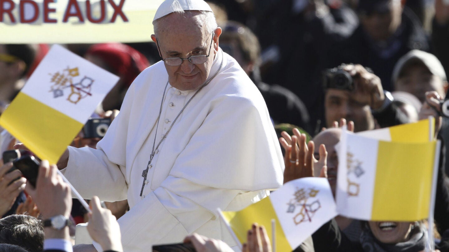 El papa Francisco llega a la plaza de San Pedro.