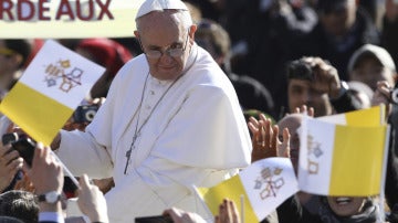 El papa Francisco llega a la plaza de San Pedro.