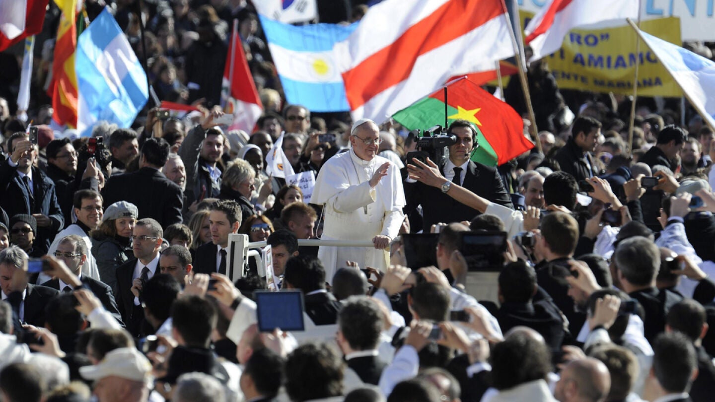 El papa Francisco llega a la plaza de San Pedro.