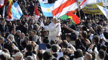 El papa Francisco llega a la plaza de San Pedro.