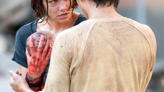 Maggie, con el recién nacido en sus brazos Maggie, con el recién nacido en sus brazos