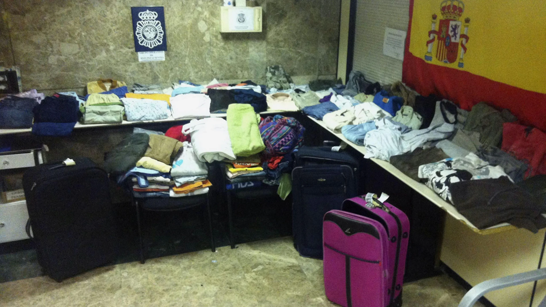Los 55 kilos de ropa impregnados en cocaína incautados en Barajas.