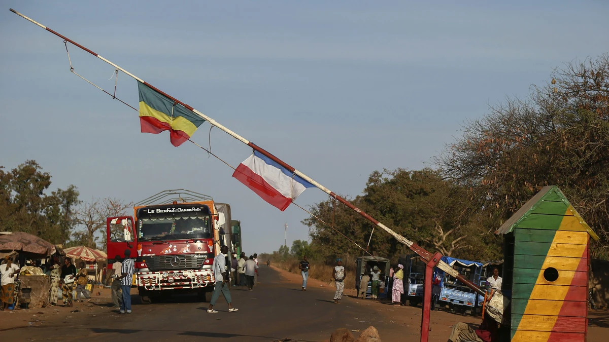 Una bandera de Francia y otra de Mali en la barrera de un punto de registro en Mali.