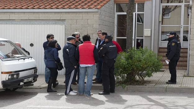 Agentes de Policía las inmediaciones de la vivienda en la que han sido hallados los cuerpos 