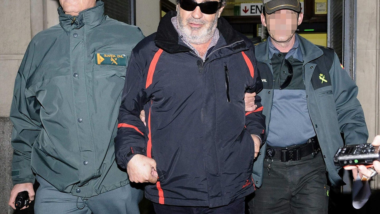 Juan Lanzas sale hacia prisi&oacute;n escoltado por agentes de la Guardia Civil.