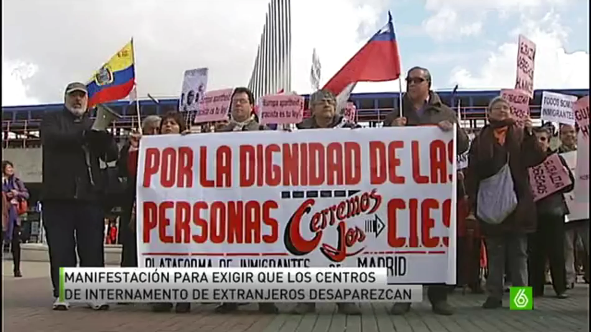 Manifestantes en Madrid exigen la desaparición de los centros de internamiento