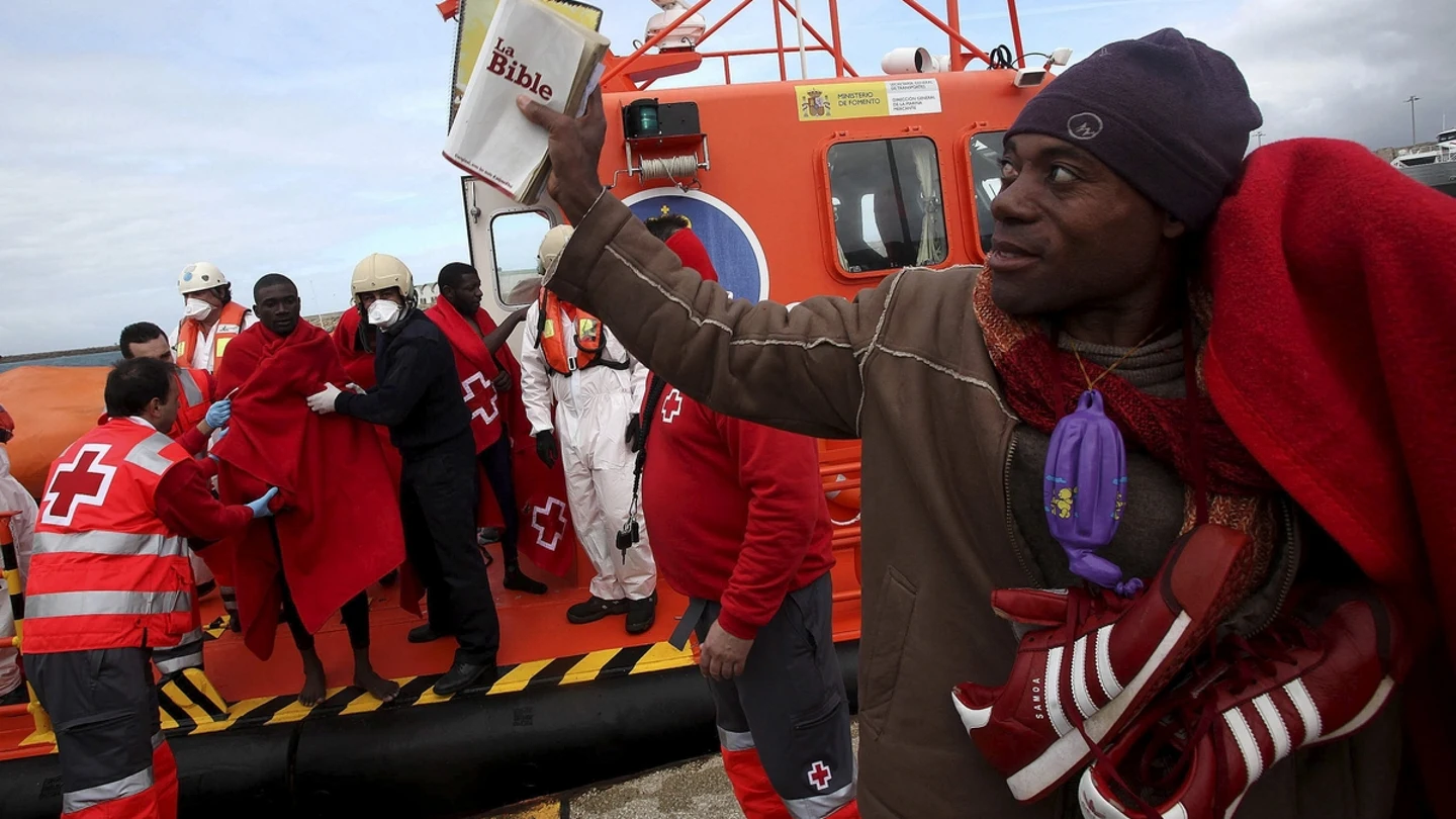 Uno de los inmigrantes muestra una Biblia al llegar ayer a tierra, en Cádiz. Uno de los inmigrantes muestra una Biblia al llegar ayer a tierra, en Cádiz.