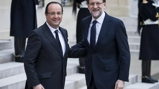 François Hollande y Mariano Rajoy posan para los medios antes de su reunión en París François Hollande y Mariano Rajoy posan para los medios antes de su reunión en París