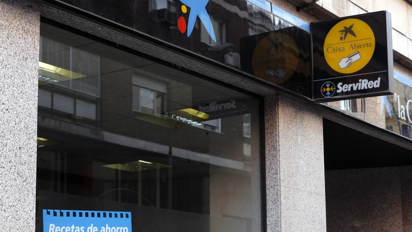 Fachada de una sucursal de La Caixa en Madrid Fachada de una sucursal de La Caixa en Madrid