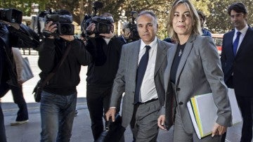 La alcaldesa de Alicante, Sonia Castedo, acompañada por su abogado