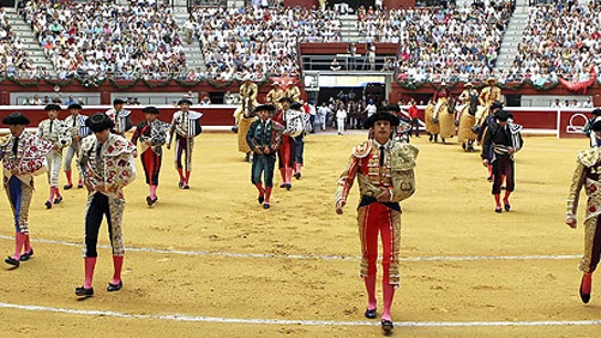 Paseíllo en la plaza de toros de Illumbe Paseíllo en la plaza de toros de Illumbe