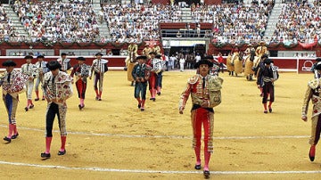 Paseíllo en la plaza de toros de Illumbe