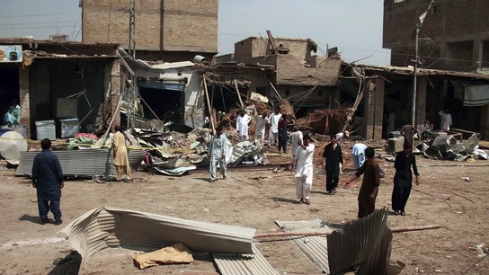 Varias personas buscan sus pertenencias entre los escombros tras el atentado Varias personas buscan sus pertenencias entre los escombros tras el atentado