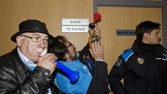 Integrantes de la Plataforma de Afectados Vigo-Val Miñor por Preferentes y Subordinadas se concentran alrededor del estadio de Balaidos Integrantes de la Plataforma de Afectados Vigo-Val Miñor por Preferentes y Subordinadas se concentran alrededor del estadio de Balaidos