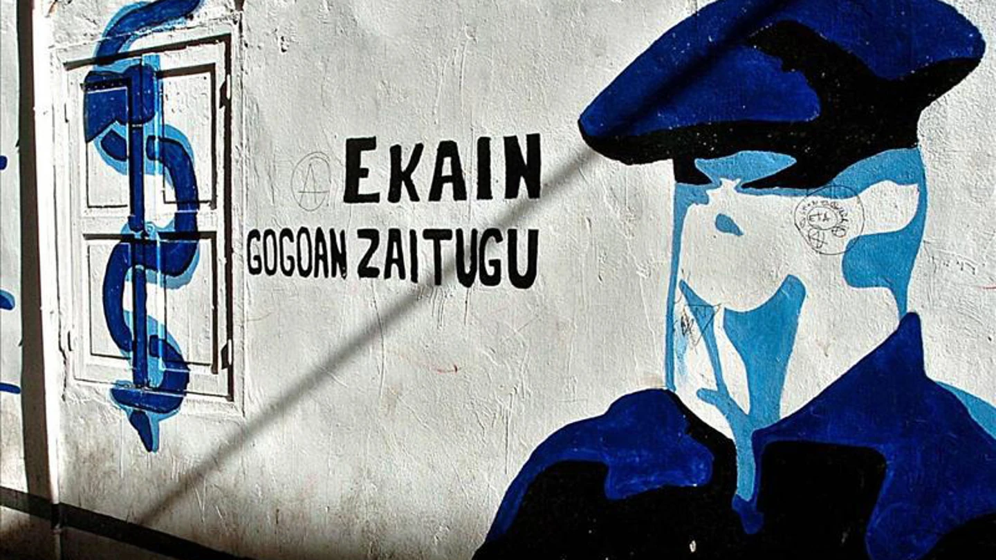 Mural que representa a un encapuchado en Hernani (Guipuzcoa). Mural que representa a un encapuchado en Hernani (Guipuzcoa).