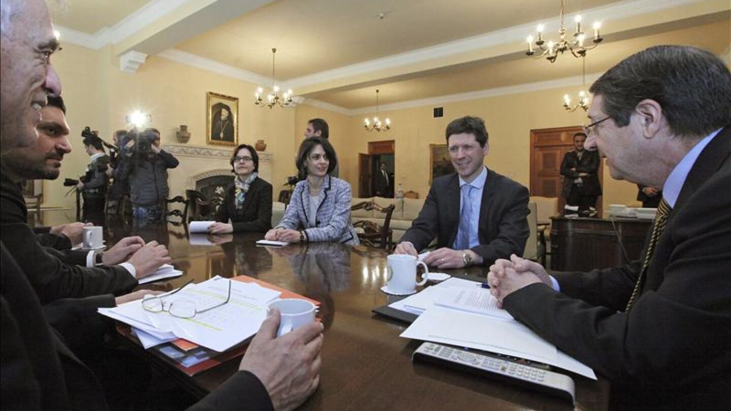 Nicosia alivia las restricciones bancarias y sella el acuerdo con la troika