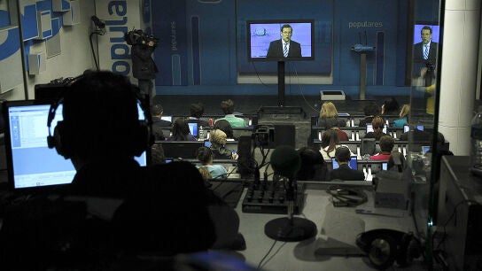 Los medios siguen la comparecencia en pantalla