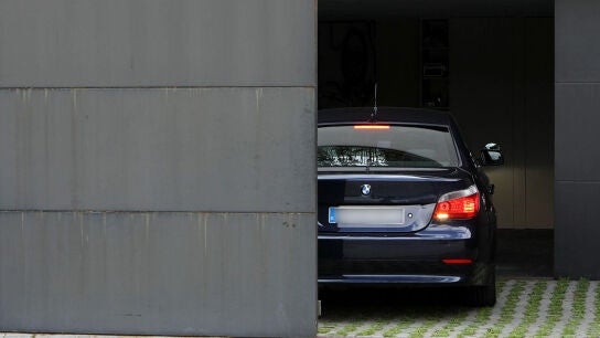 Vista del veh&iacute;culo que traslada a la infanta Cristina a su domicilio del barrio de Pedralbes, en Barcelona