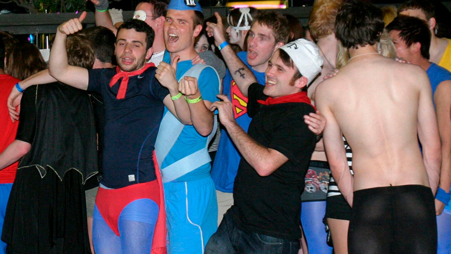 Estudiantes brit&aacute;nicos de fiesta en Salou