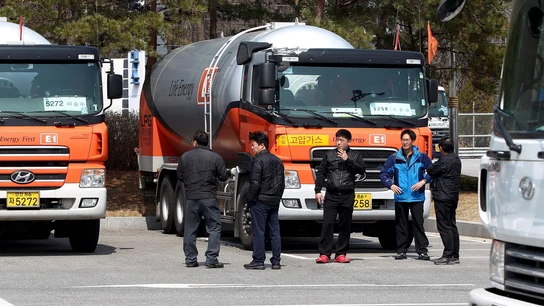 Trabajadores surcoreanos del complejo de Kaesong esperan en la zona desmilitarizada. Trabajadores surcoreanos del complejo de Kaesong esperan en la zona desmilitarizada.