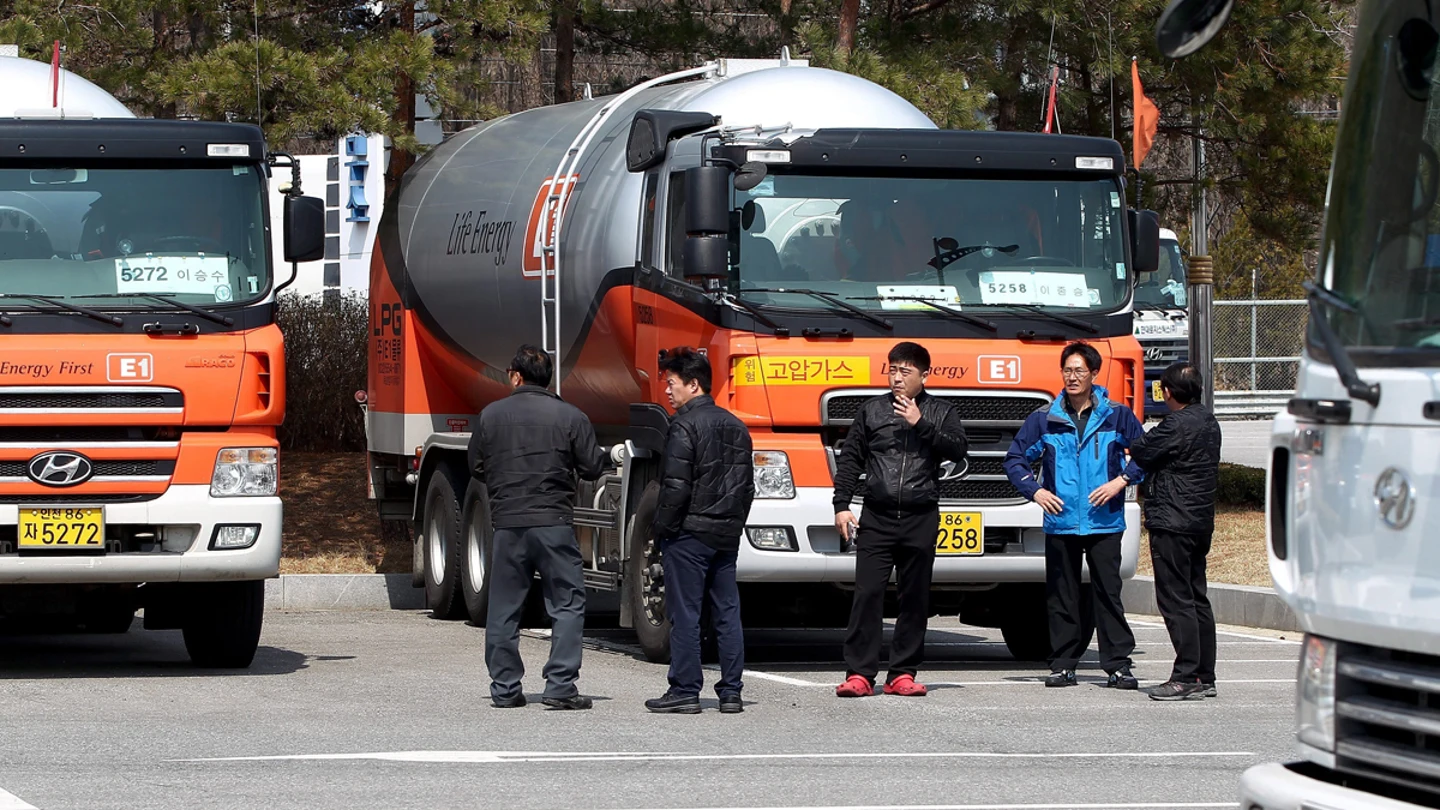 Trabajadores surcoreanos del complejo de Kaesong esperan en la zona desmilitarizada. Trabajadores surcoreanos del complejo de Kaesong esperan en la zona desmilitarizada.