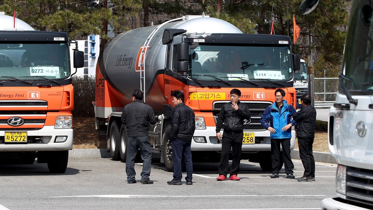 Trabajadores surcoreanos del complejo de Kaesong esperan en la zona desmilitarizada. 