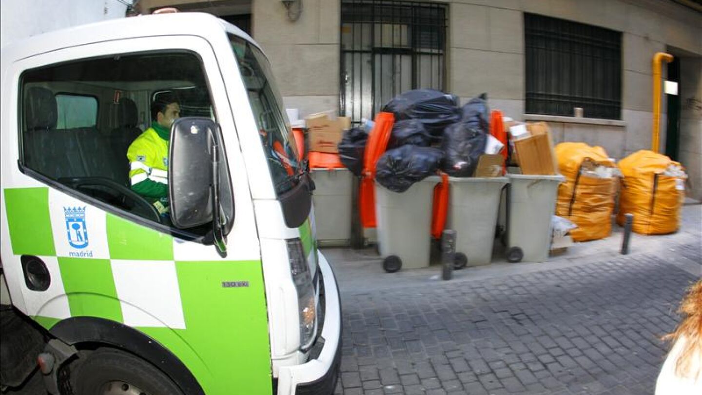 Un cami&oacute;n de recogida de basura en una calle de la capital