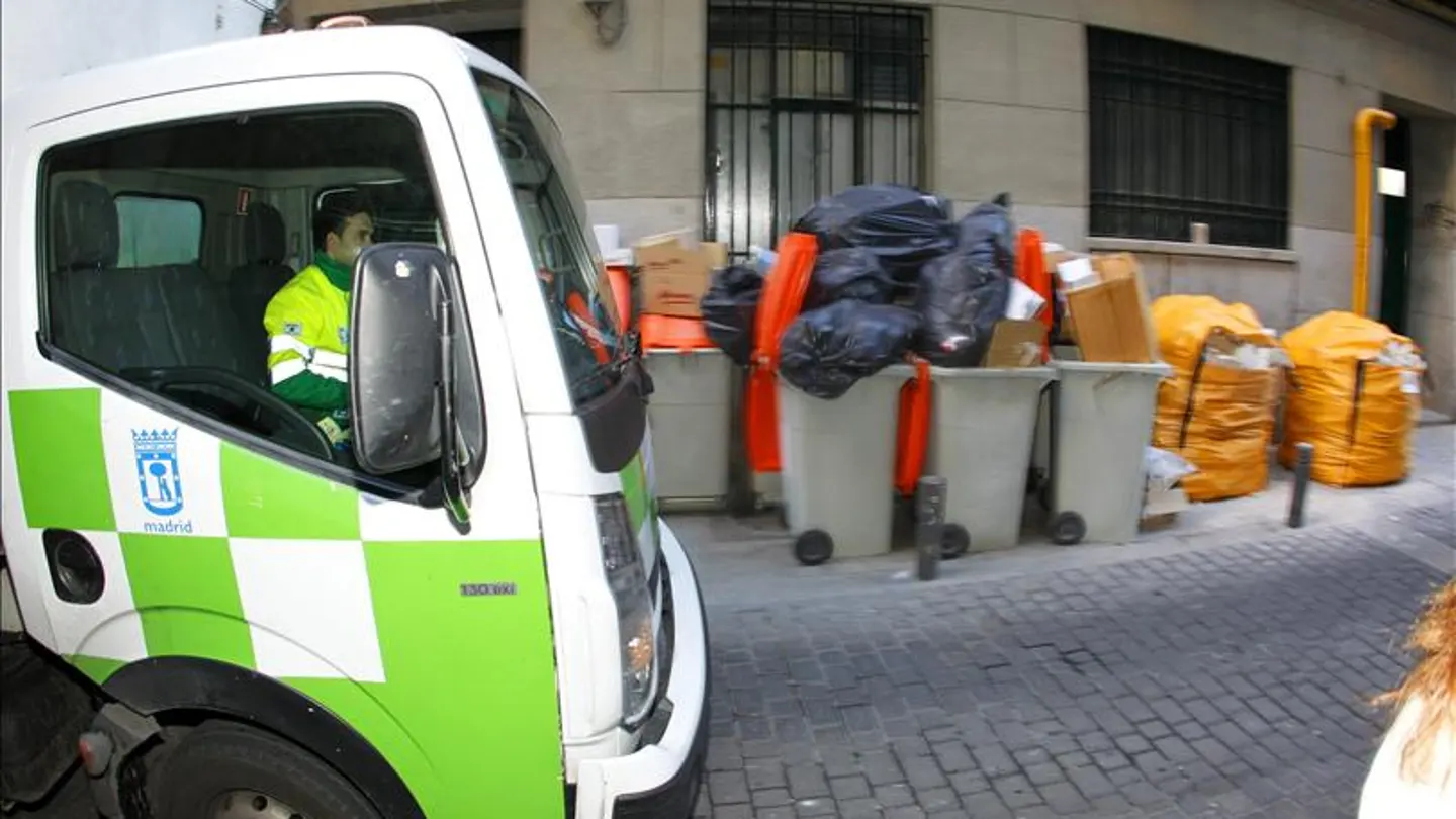 Un camión de recogida de basura en una calle de la capital Un camión de recogida de basura en una calle de la capital